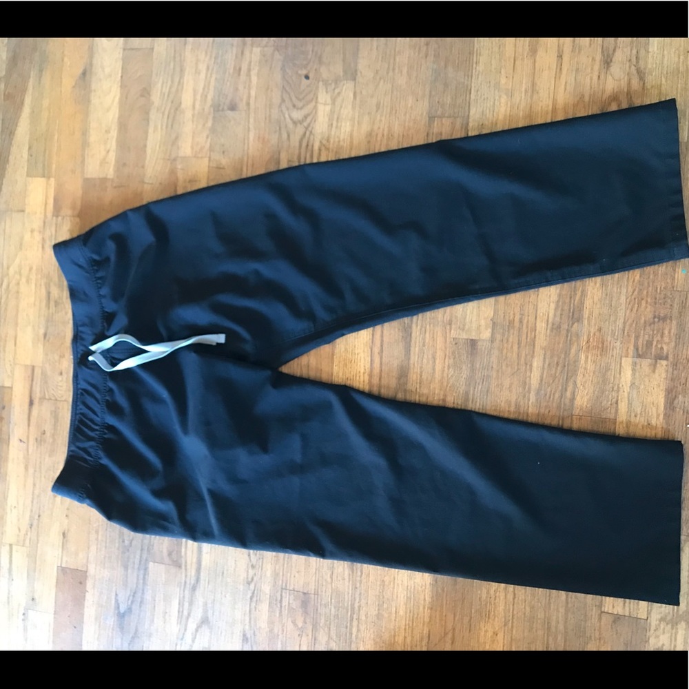 LIVINGSTON BLK 
PETITE BASIC SCRUB PANTS